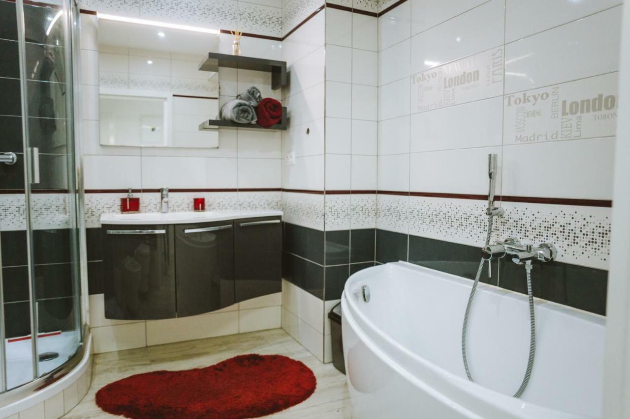 Design Apartment, The City Centre Close To The Health Spa ピエシュチャニ エクステリア 写真