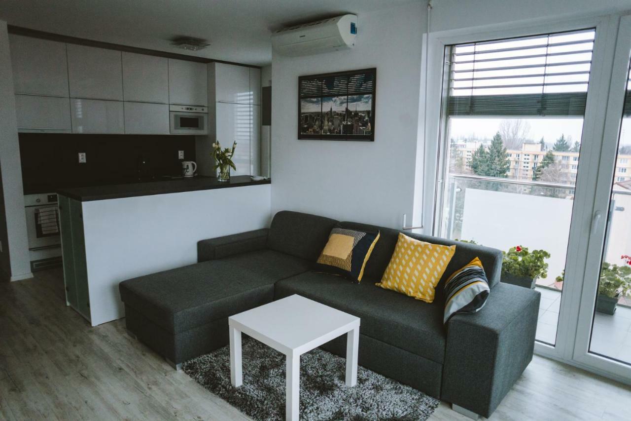 Design Apartment, The City Centre Close To The Health Spa ピエシュチャニ エクステリア 写真