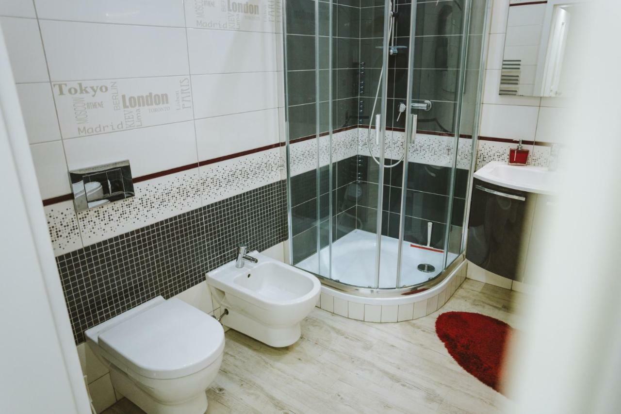 Design Apartment, The City Centre Close To The Health Spa ピエシュチャニ エクステリア 写真