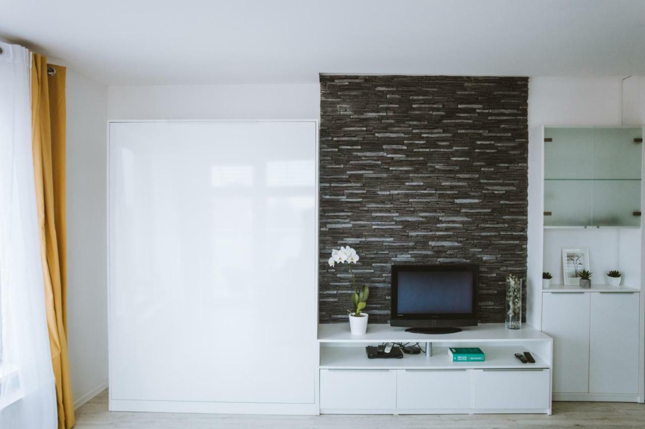 Design Apartment, The City Centre Close To The Health Spa ピエシュチャニ エクステリア 写真