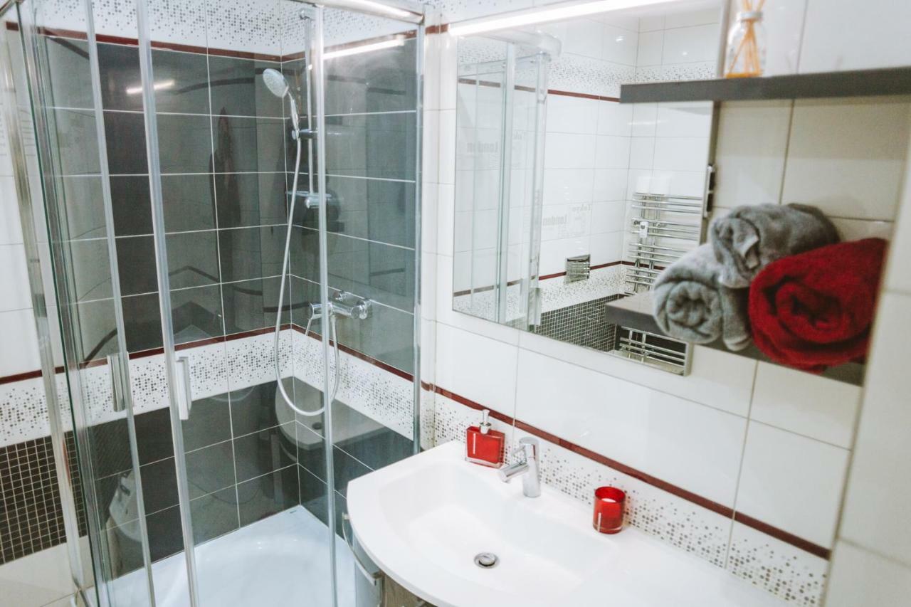Design Apartment, The City Centre Close To The Health Spa ピエシュチャニ エクステリア 写真