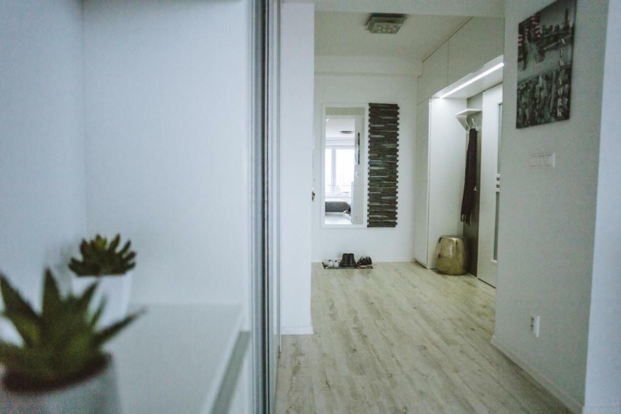 Design Apartment, The City Centre Close To The Health Spa ピエシュチャニ エクステリア 写真